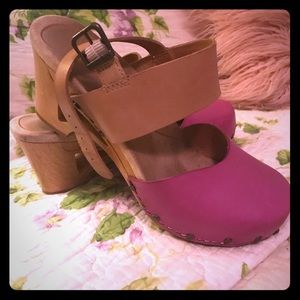 Dansko Thea Orchid/Tan clogs